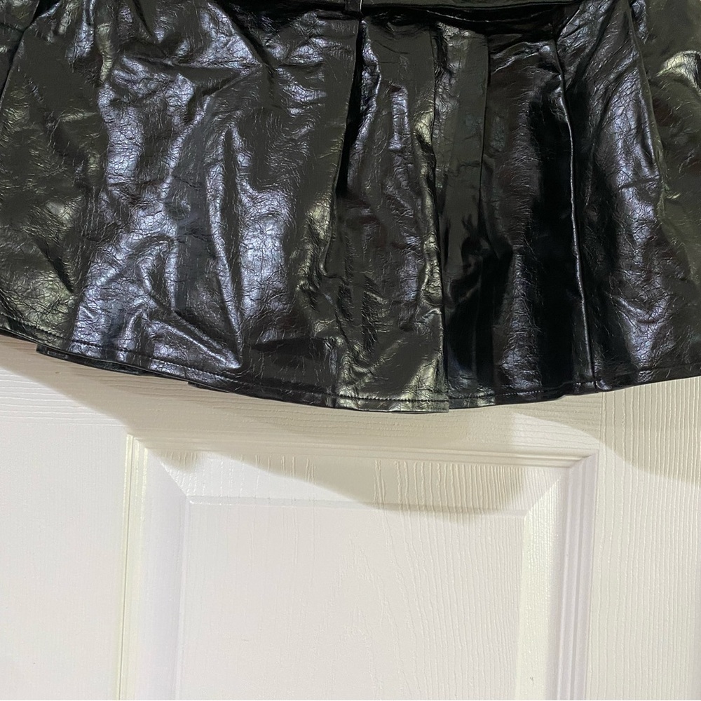 Reclaimed Vintage‎ Black Faux Leather Mini Skirt Size 4 - Picture 5 of 7
